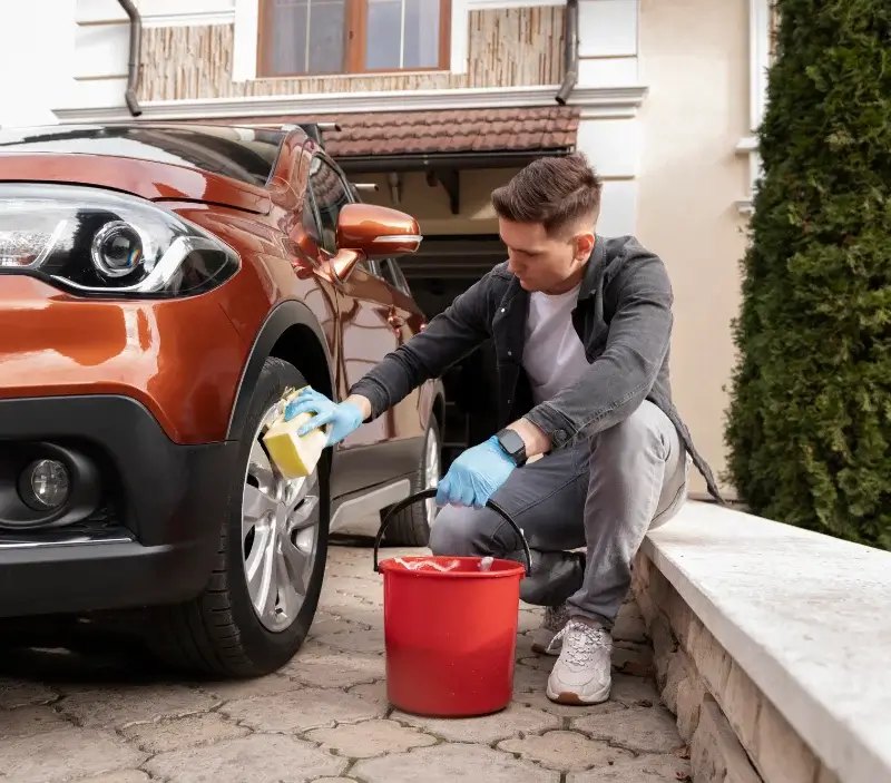 Lavage auto à domicile Mérindol-les-Oliviers : professionnel intervenant sur un véhicule